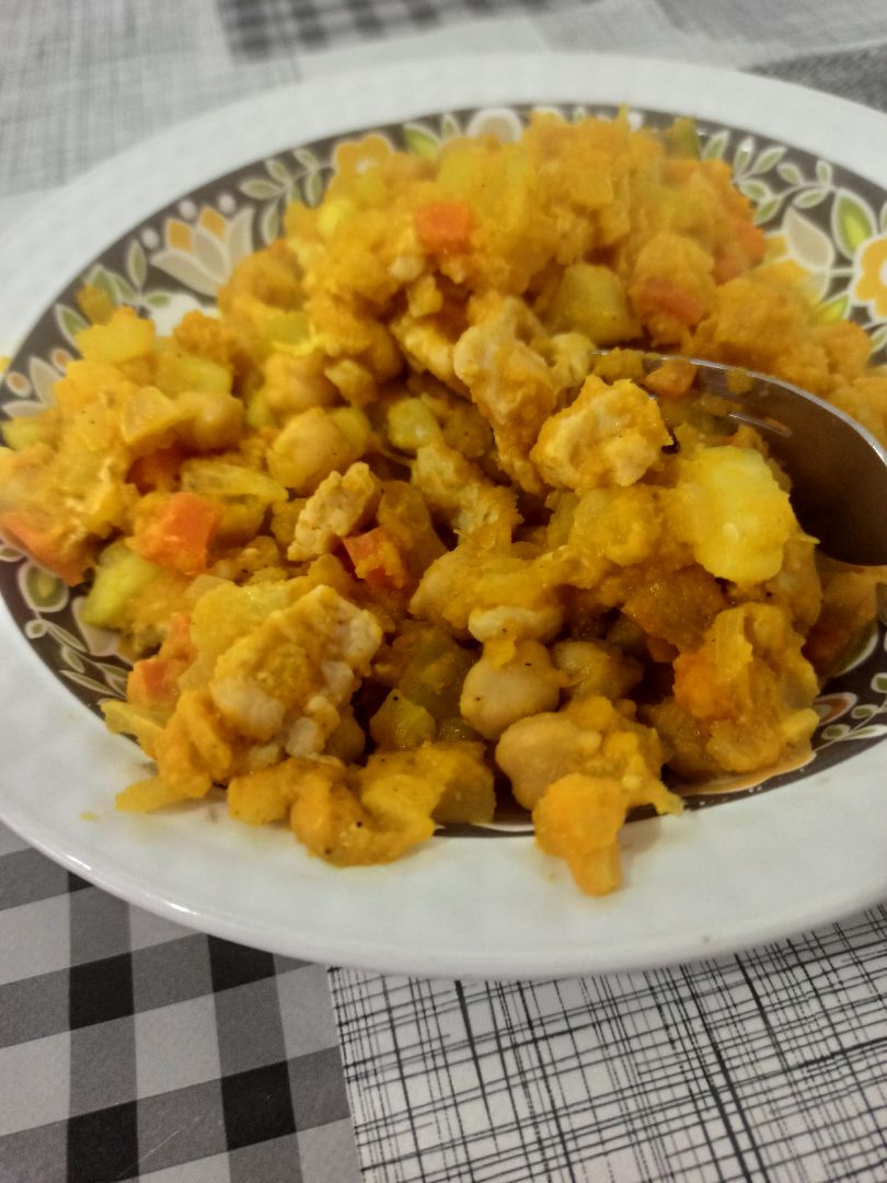 Revuelto de garbanzos, pavo y verdura con salsa de zanahoria Revuelto de garbanzos, pavo y verdura con salsa de zanahoria