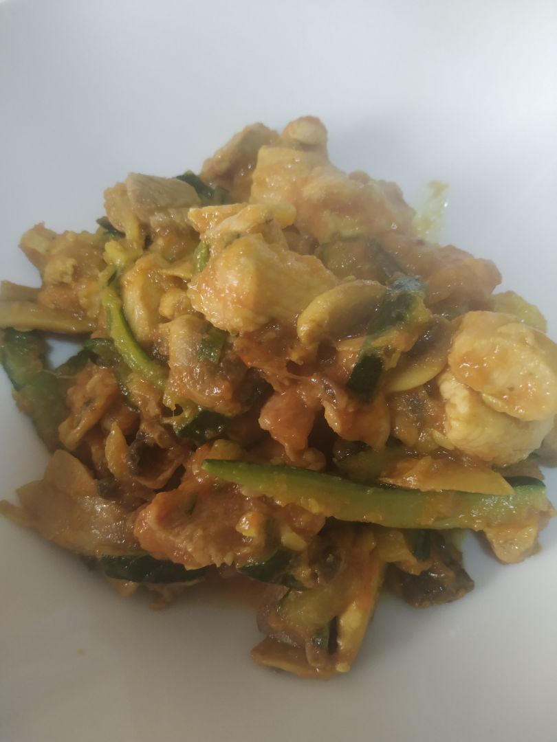 Pavo con calabacín y champiñones