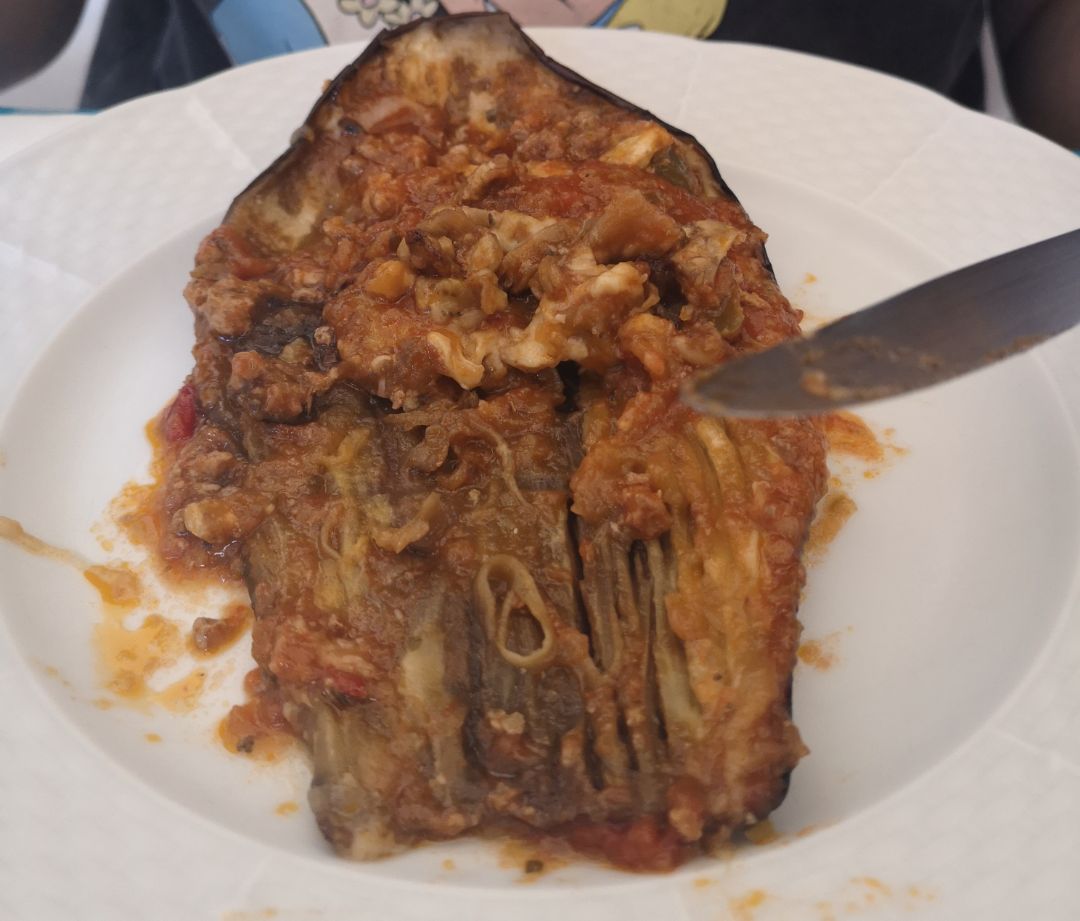 Berenjena rellena de carne picada y queso fundido