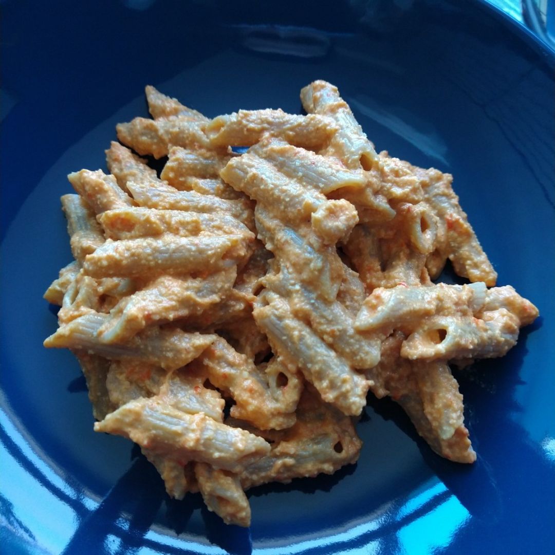 Pasta integral con salsa de pimientos y almendras Pasta integral con salsa de pimientos y almendras