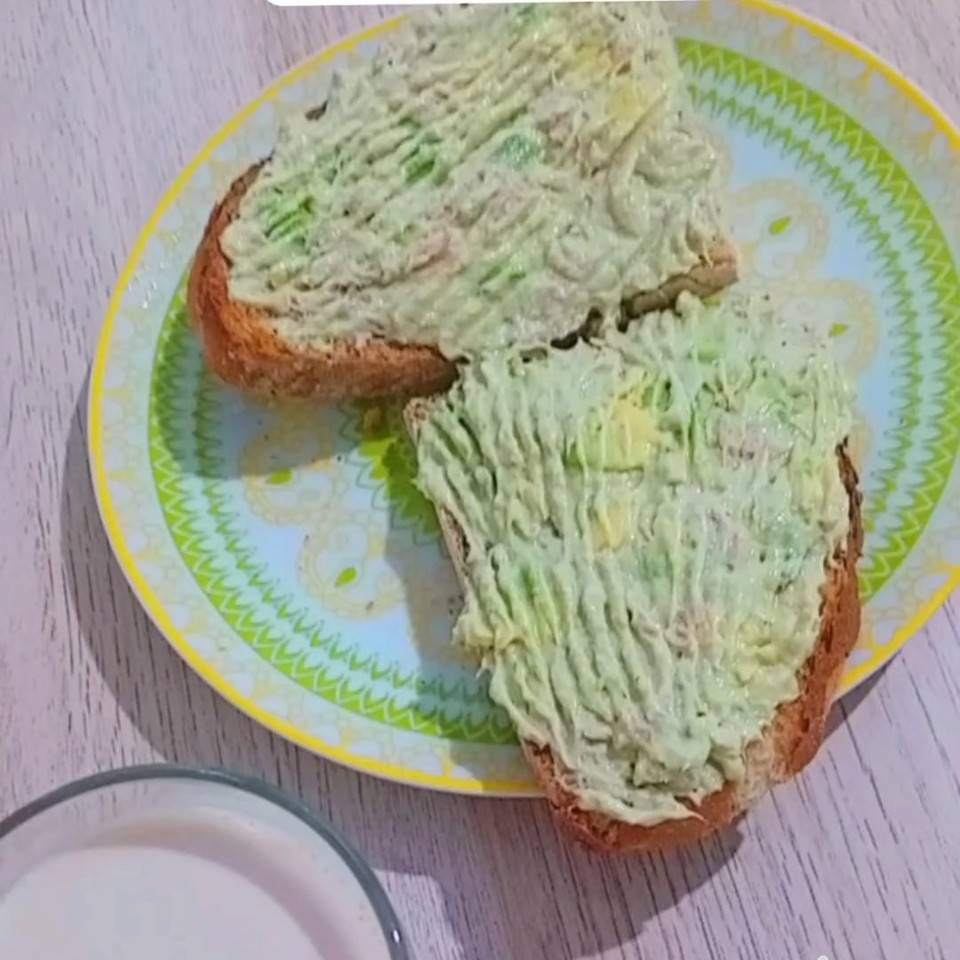 Tostadas con atún, aguacate, queso crema y albahaca en polvo