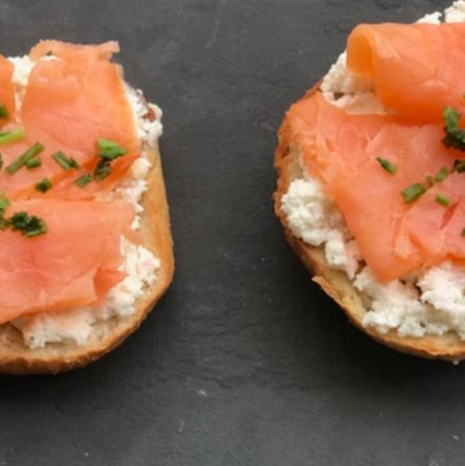 Baguel de queso y salmón Baguel de queso y salmón