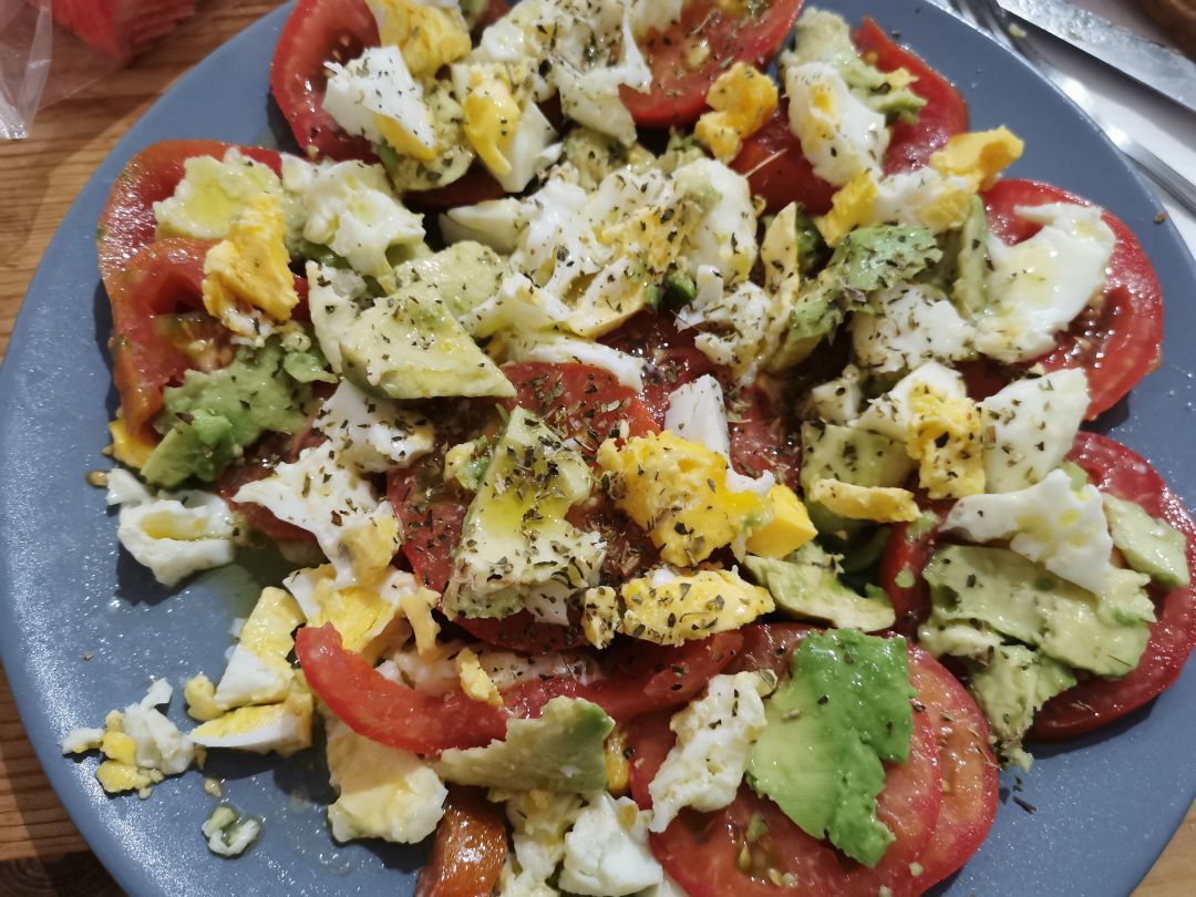 Ensalada de tomate, huevo y aguacate