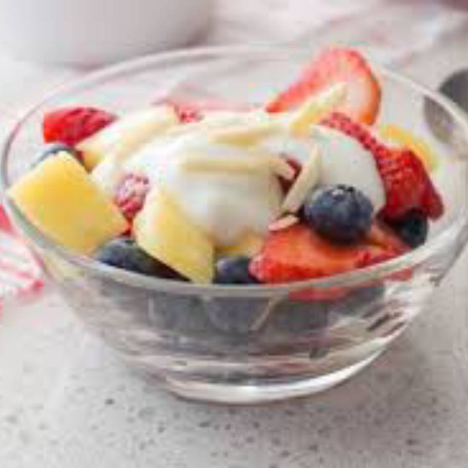 Fruta con queso batido y frutos secos 