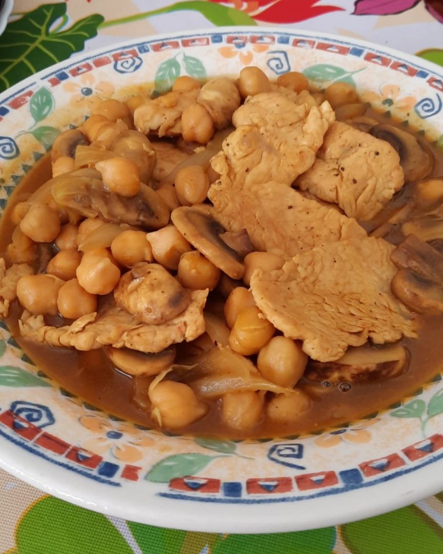 Garbanzos al curry con pavo y champiñones. Garbanzos al curry con pavo y champiñones.