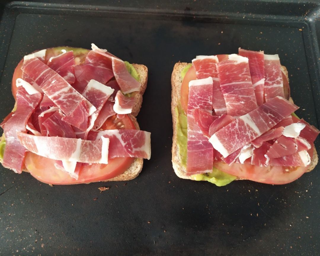 Tostas con guacamole, 馃崊 y jam贸n Tostas con guacamole, 馃崊 y jam贸n