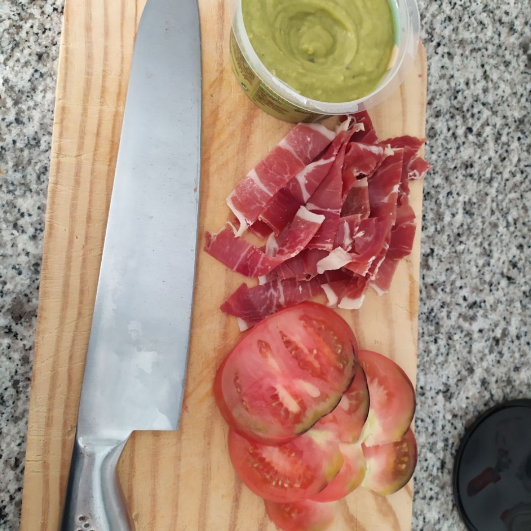 Tostas con guacamole, 馃崊 y jam贸n Paso 0 Tostas con guacamole, 馃崊 y jam贸n Paso 0