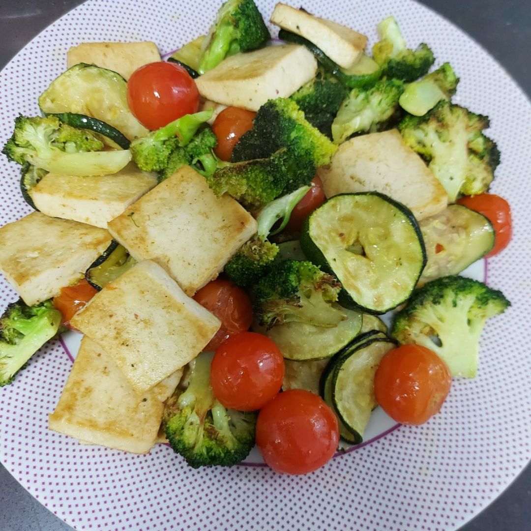 Salteado de brócoli, calabacíon, tofu y cherrys Salteado de brócoli, calabacíon, tofu y cherrys