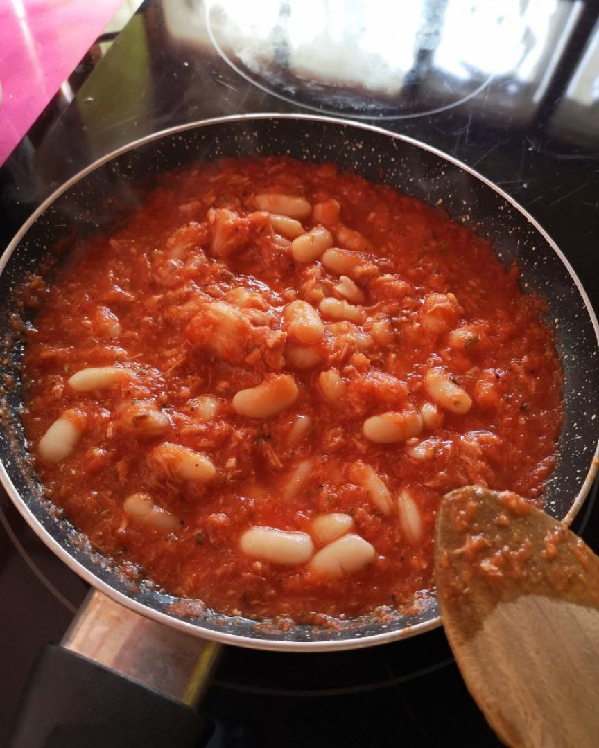 Alubias con salsa de tomate y atún 