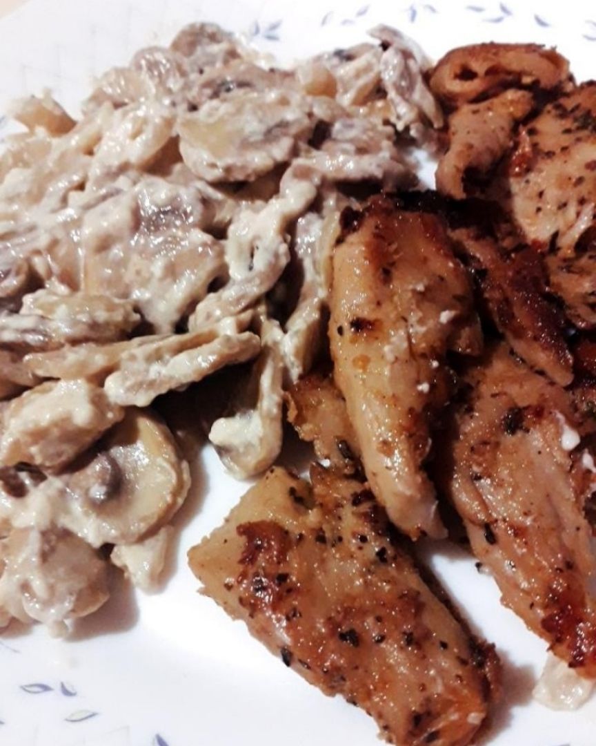 Heura y champiñones con salsa de queso Heura y champiñones con salsa de queso