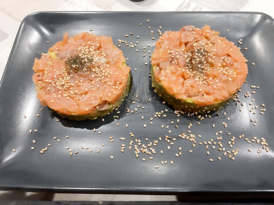 Tartar de salmón y aguacate Tartar de salmón y aguacate