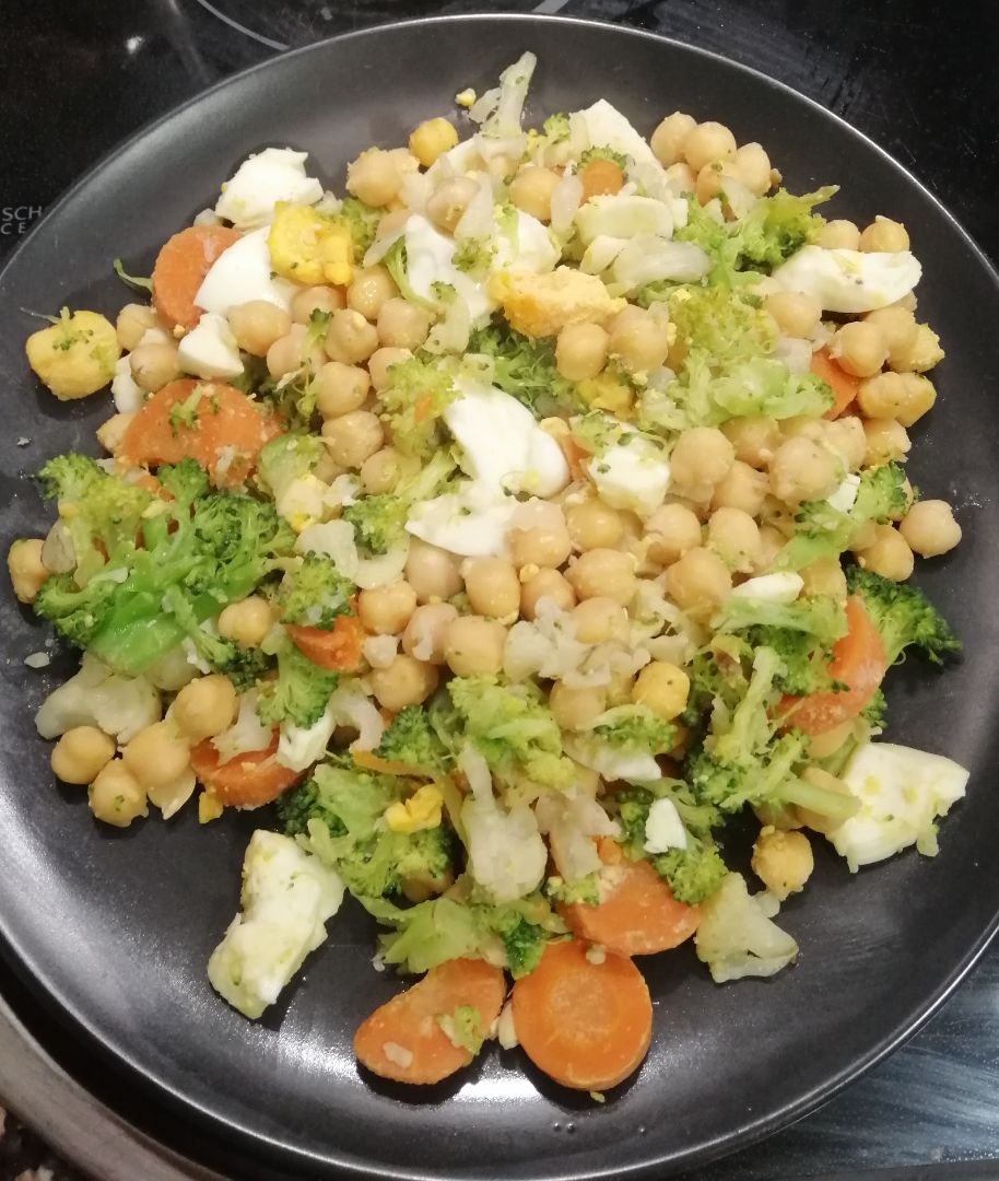 Garabanzos con brocoli, coliflor, zanahoria y huevo Garabanzos con brocoli, coliflor, zanahoria y huevo