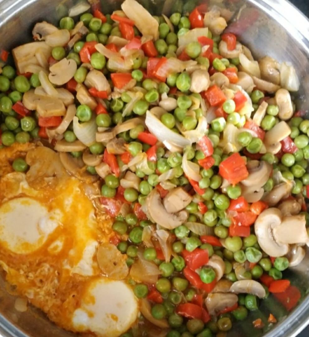 Guisantes con verduras y huevo Guisantes con verduras y huevo