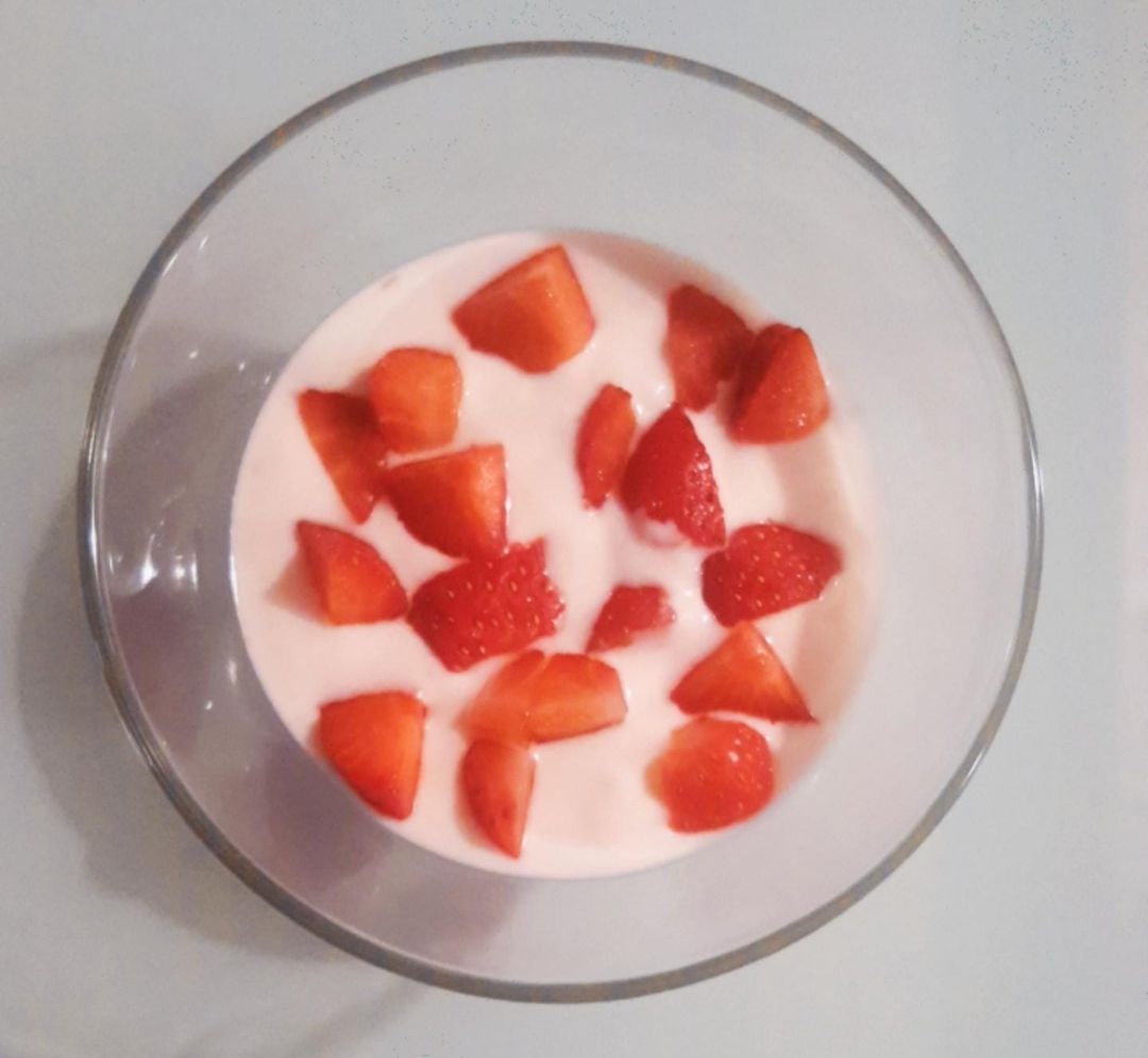 Yogur natural con fresas Yogur natural con fresas