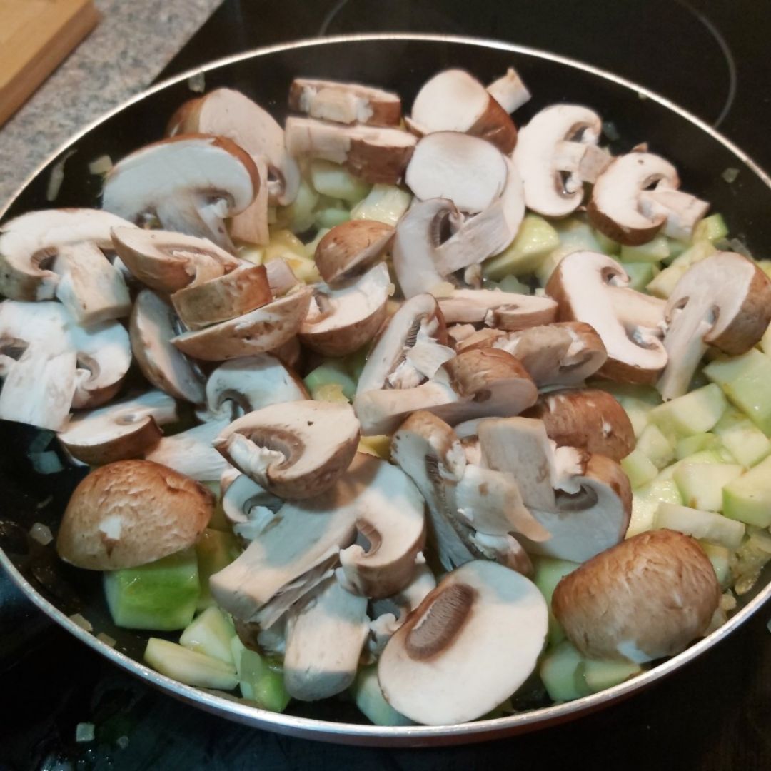 Noodle Konjac con calabacín y champiñones 🎊Step 0