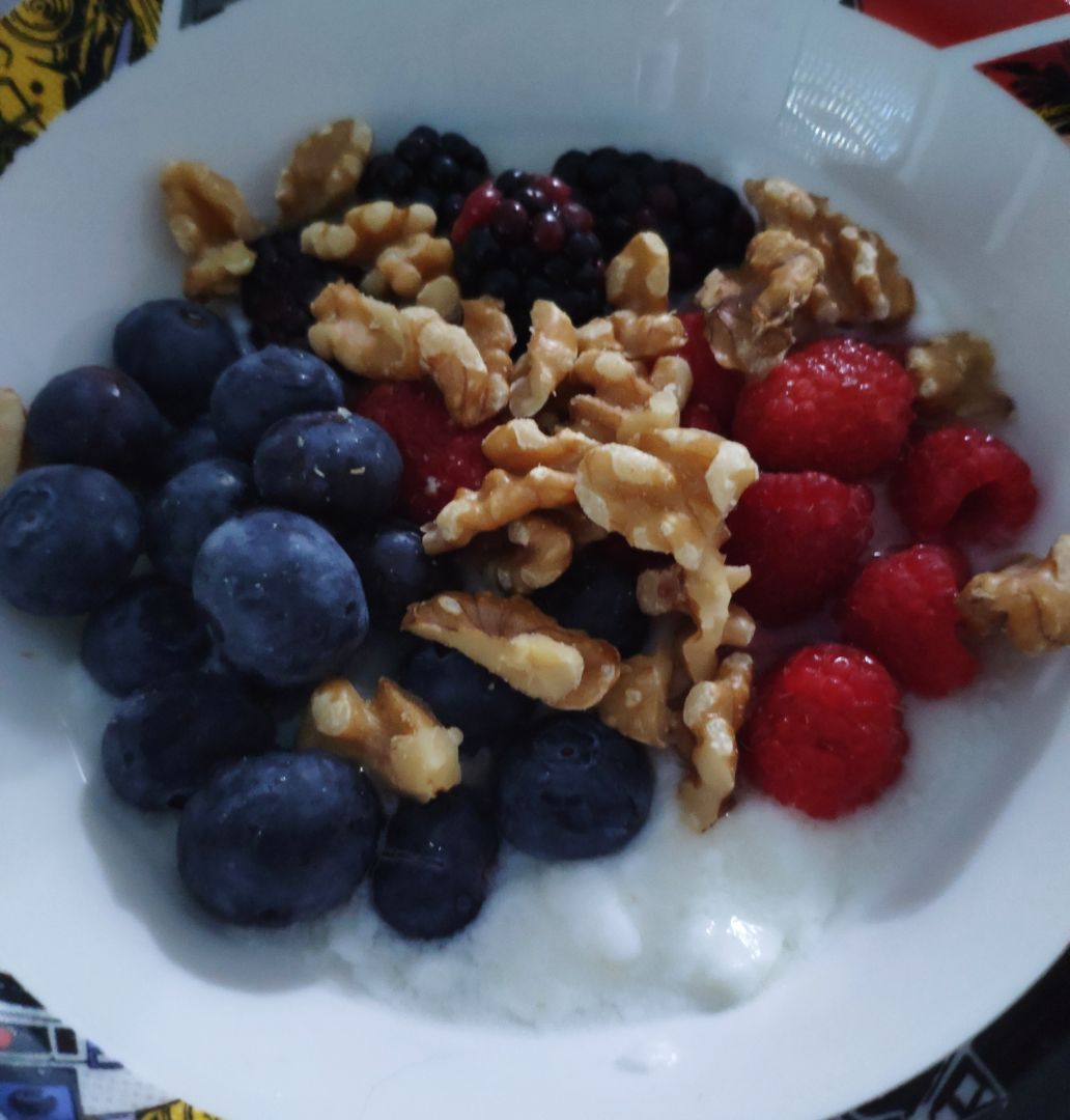 Kéfir con frutos rojos y nueces