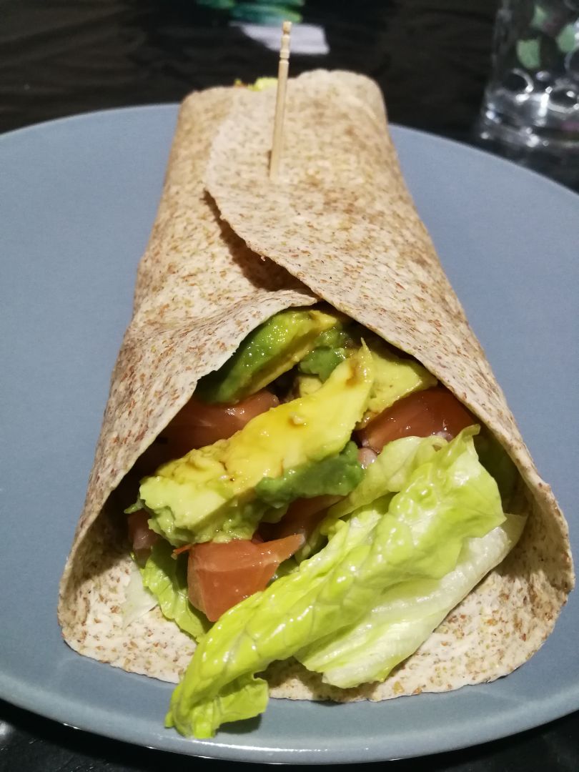 Wrap de salmón fresco, aguacate, lechuga y salsa de soja. Wrap de salmón fresco, aguacate, lechuga y salsa de soja.