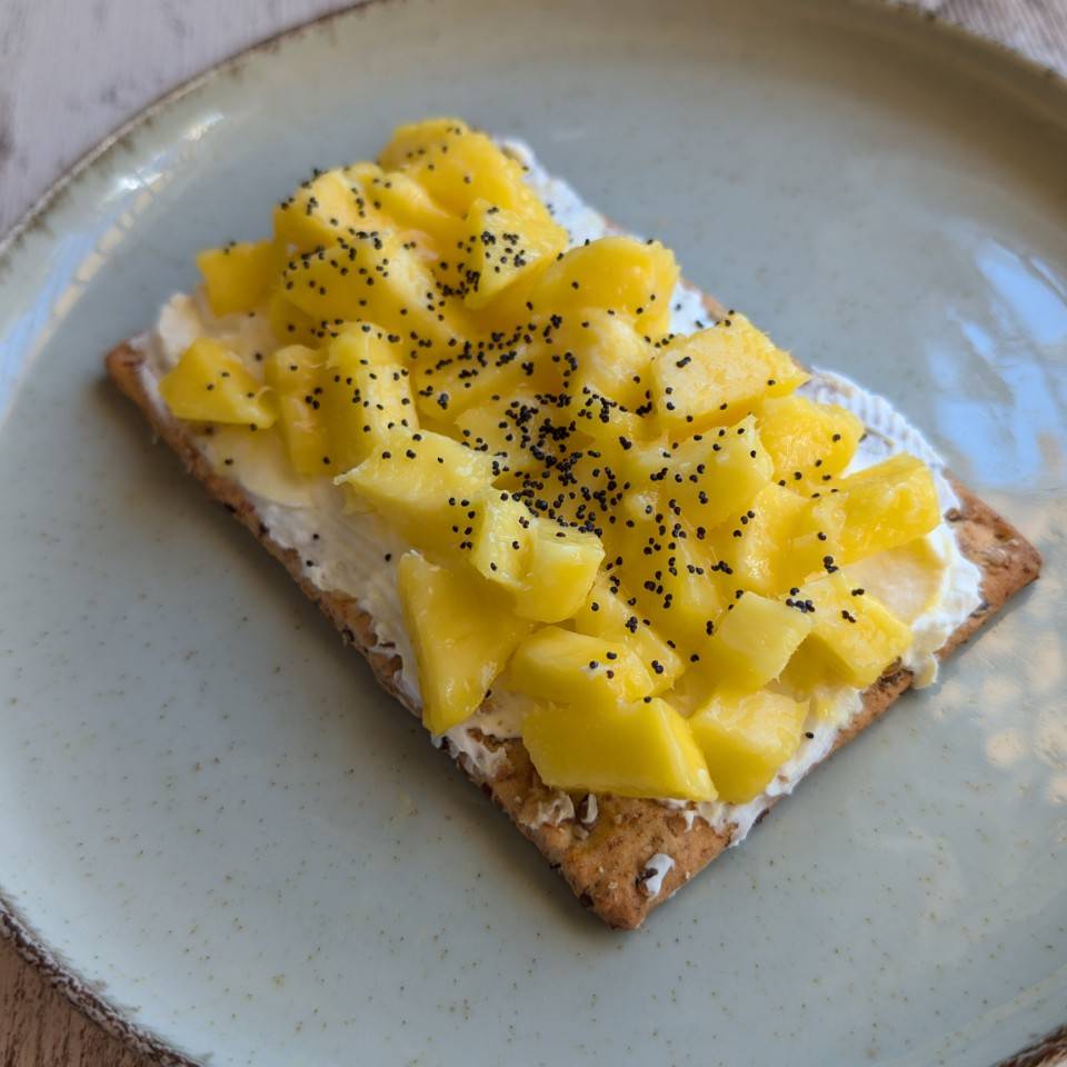 Tostada de Queso Crema y Mango 🥭 Tostada de Queso Crema y Mango 🥭