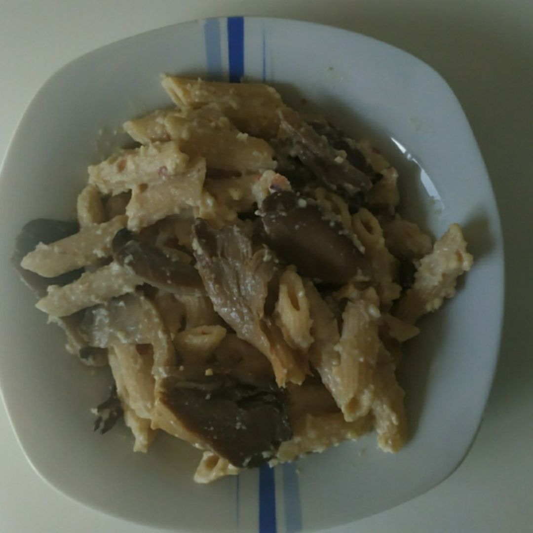 Pasta en salsa de almendras y setas Pasta en salsa de almendras y setas