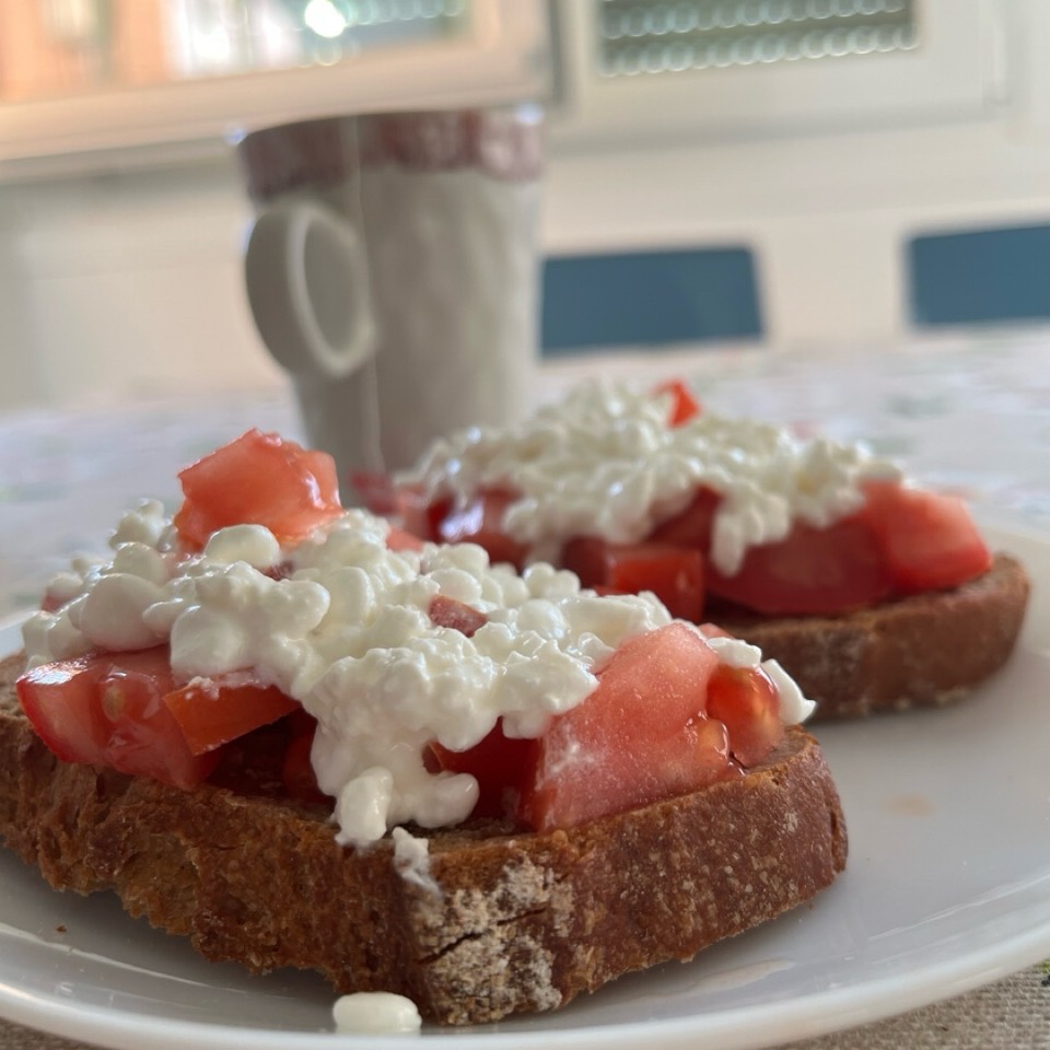 Tostadas con tomate rallado y queso cottage