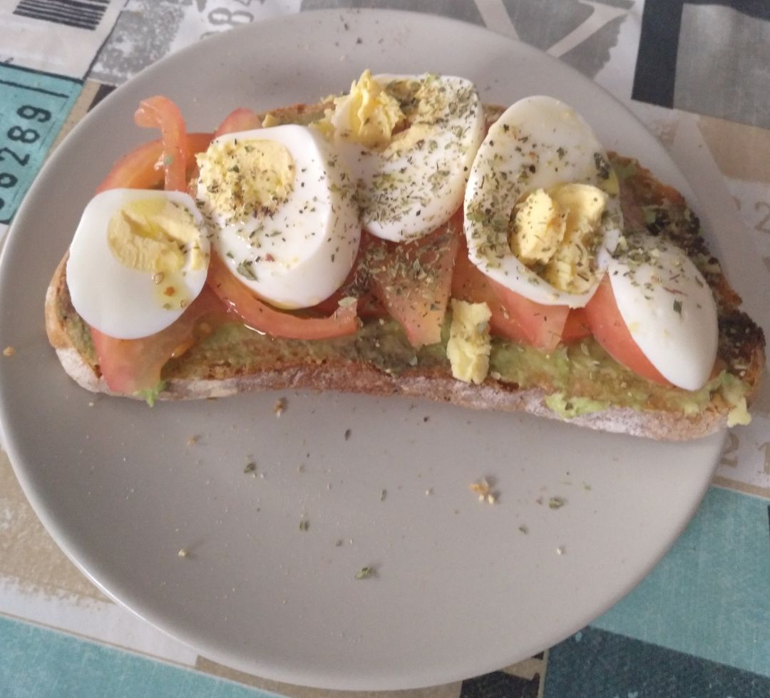 Tostada de tomate, huevo y aguacate