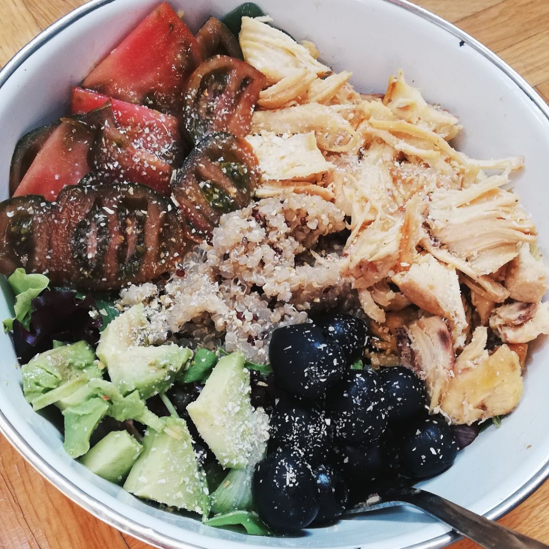 Bowl verde de pollo y quinoa. 