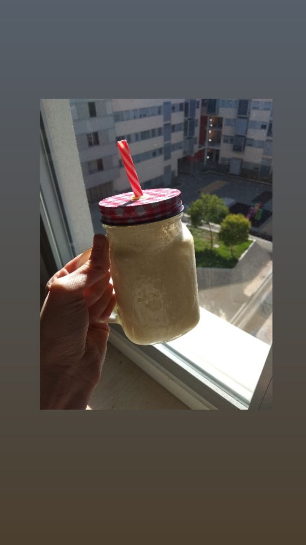 Smoothie de piña y yogur. Smoothie de piña y yogur.