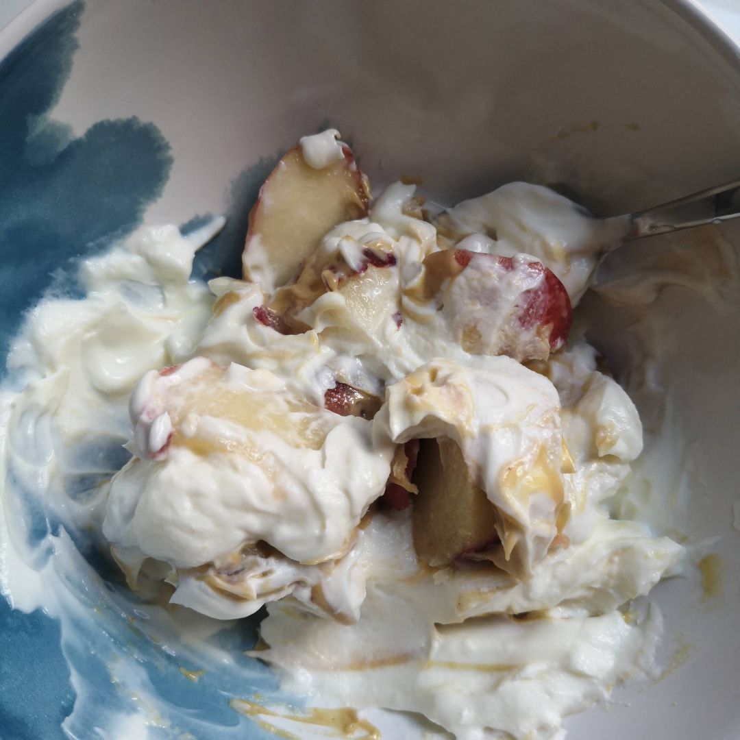 Skyr con paraguaya y crema de anacardo