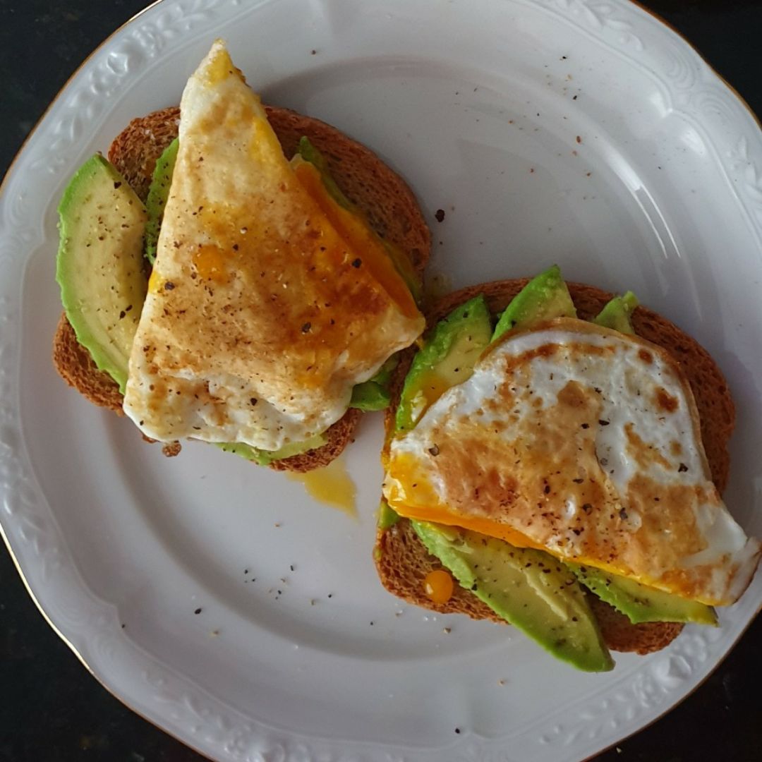 Tostada de aguacate y huevo Tostada de aguacate y huevo
