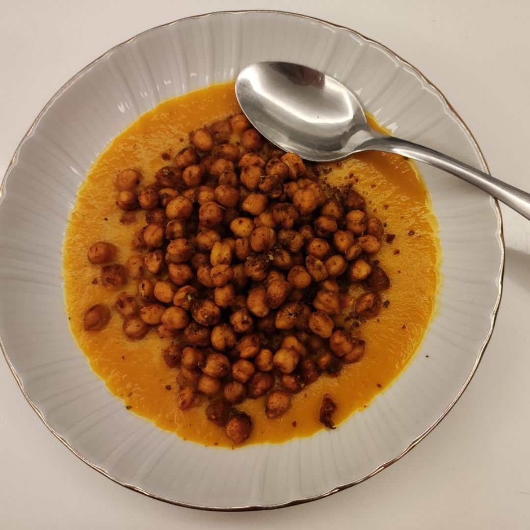 Puré de calabaza con garbanzos crujientes especiados