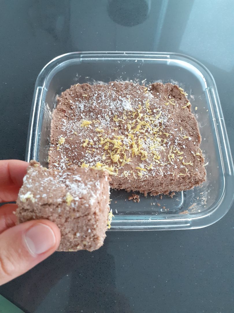 Brownie raw y vegano de coco,  canela y limón 