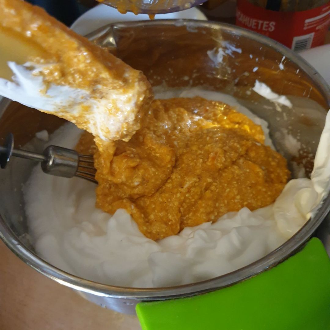 Bizcocho de caqui y crema de cacahuete fit 🥧🥜 Paso 1