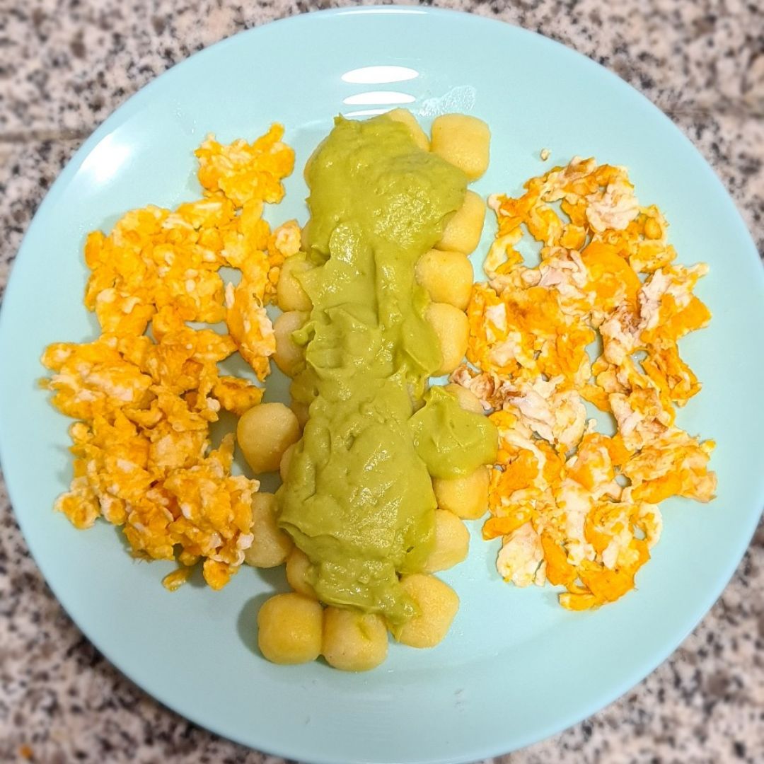 Ñoquis con salsa de aguacate y huevos revueltos. Ñoquis con salsa de aguacate y huevos revueltos.