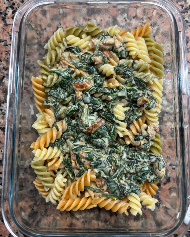 Pasta con espinaca, tomates secos y nata Pasta con espinaca, tomates secos y nata