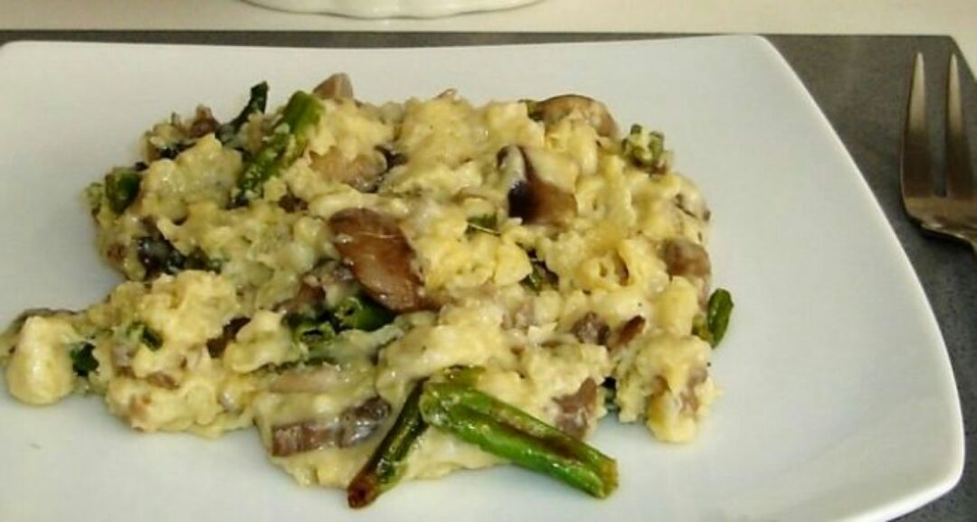 Revuelto de espárragos y champiñones Revuelto de espárragos y champiñones