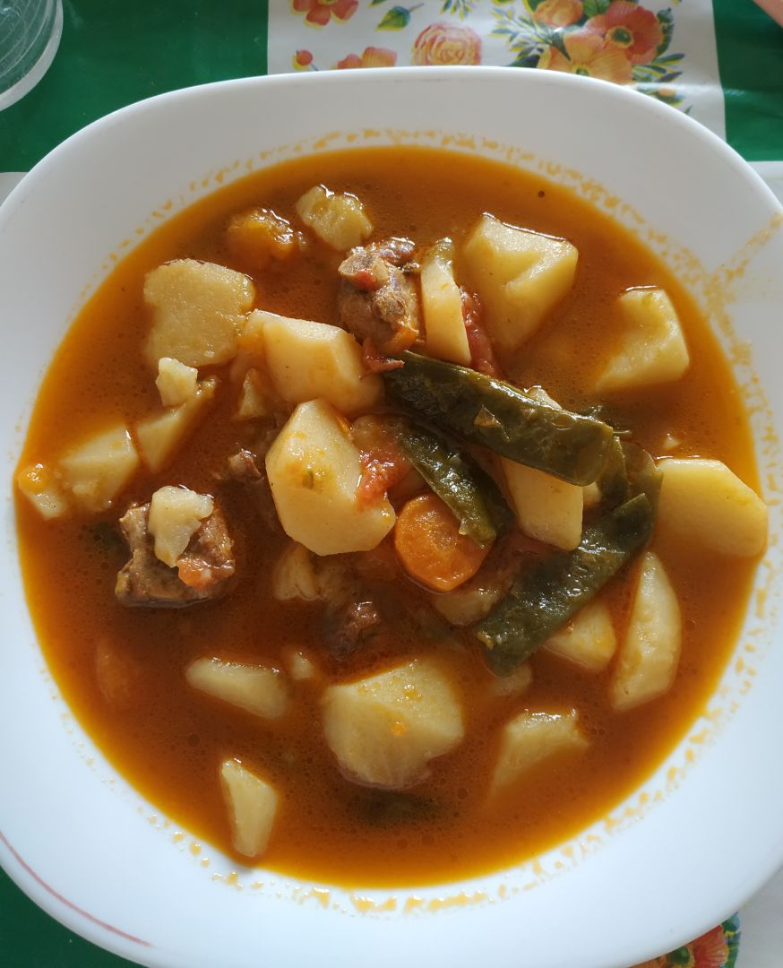 Guiso de patatas con costilla. Guiso de patatas con costilla.