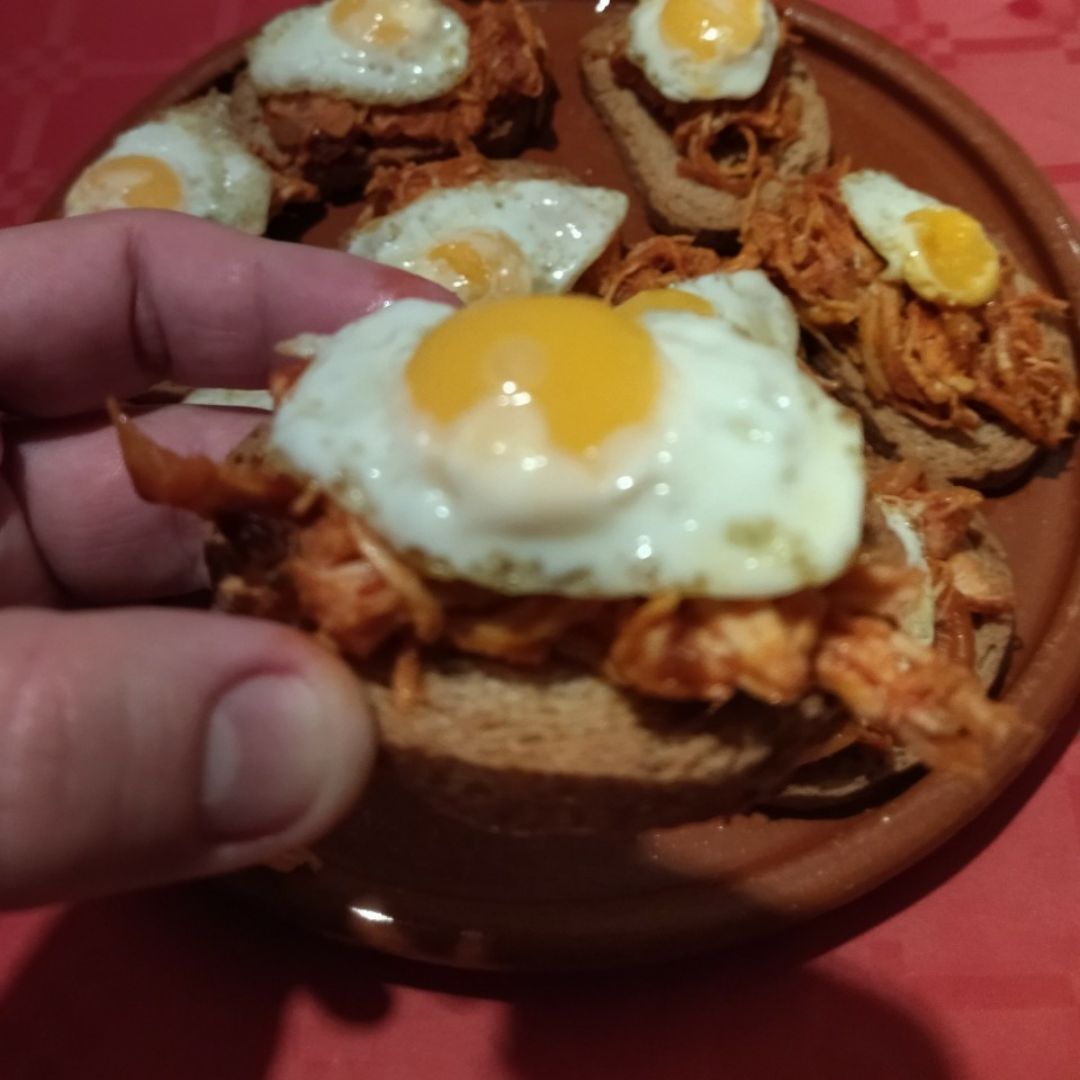 Bocaditos de carne mechada con huevo de codorniz Bocaditos de carne mechada con huevo de codorniz