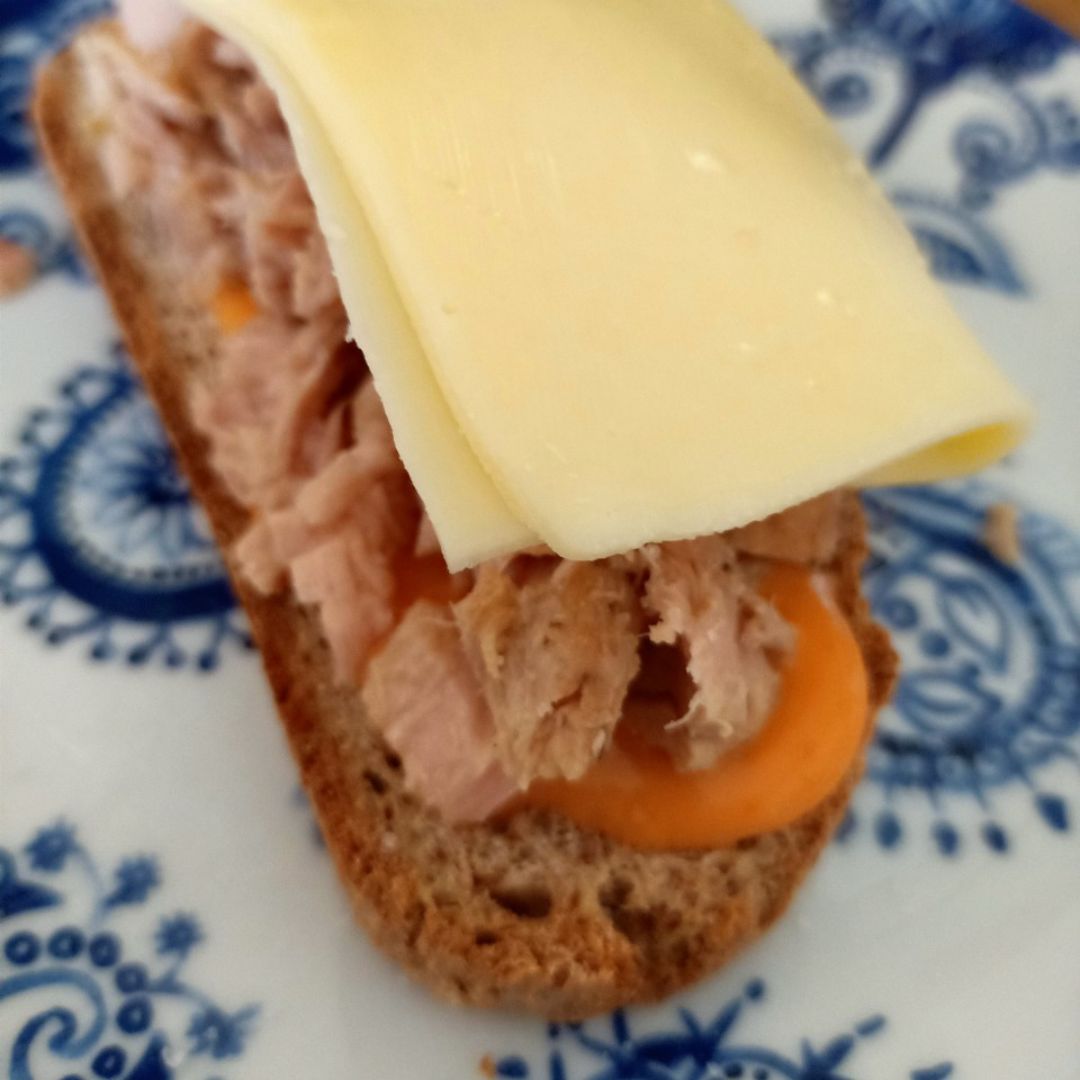 Tostada de atún con salmorejo Tostada de atún con salmorejo