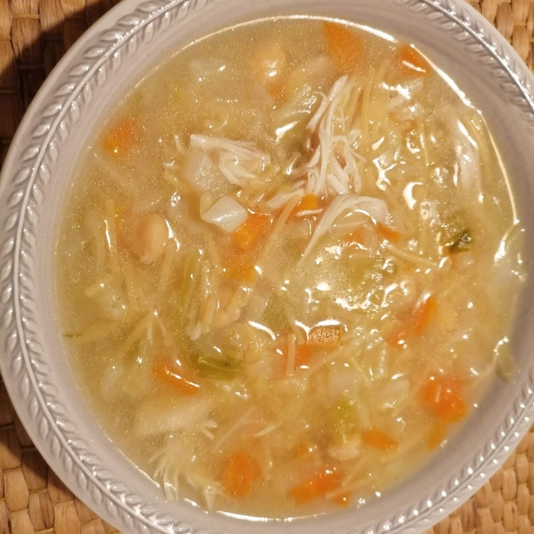 Caldo de pollo y verduras. Caldo de pollo y verduras.