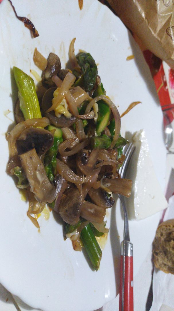 Salteado de espárragos, cebolla y champiñones Salteado de espárragos, cebolla y champiñones