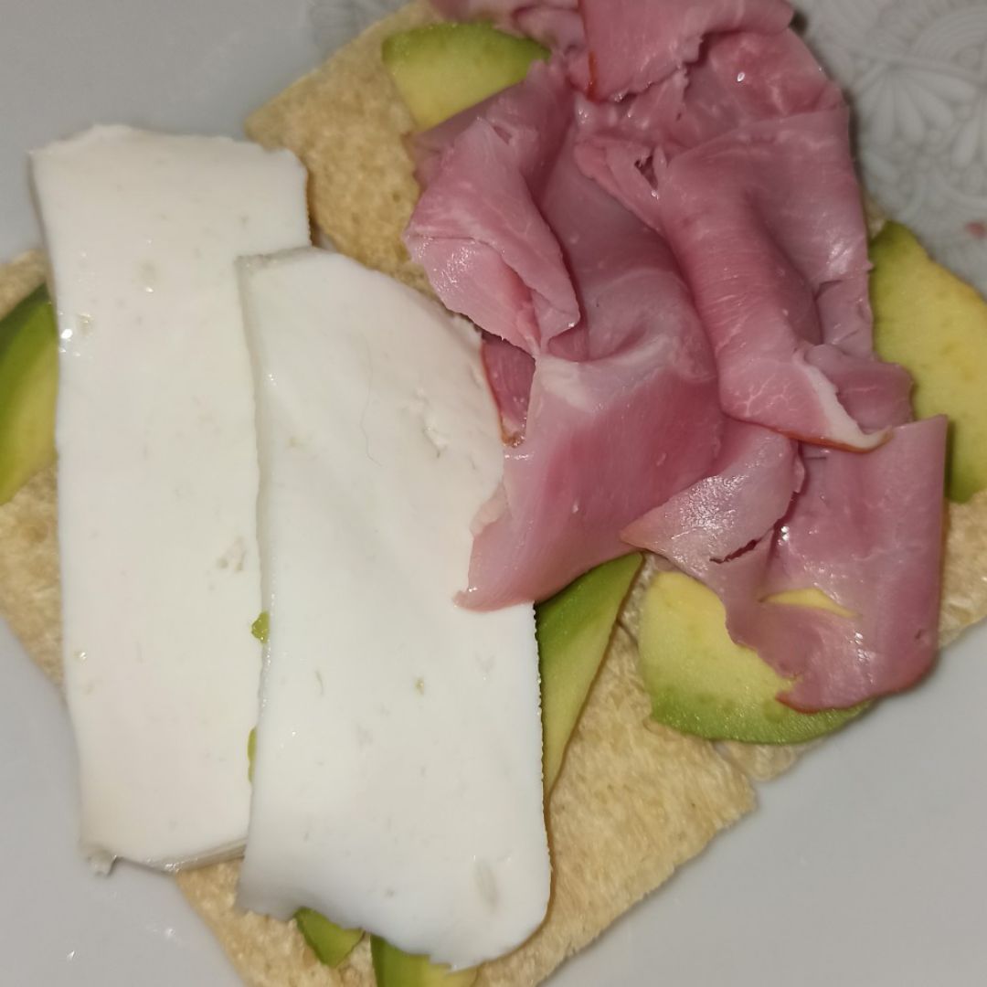 Tostadas de aguacate, pavo y queso fresco