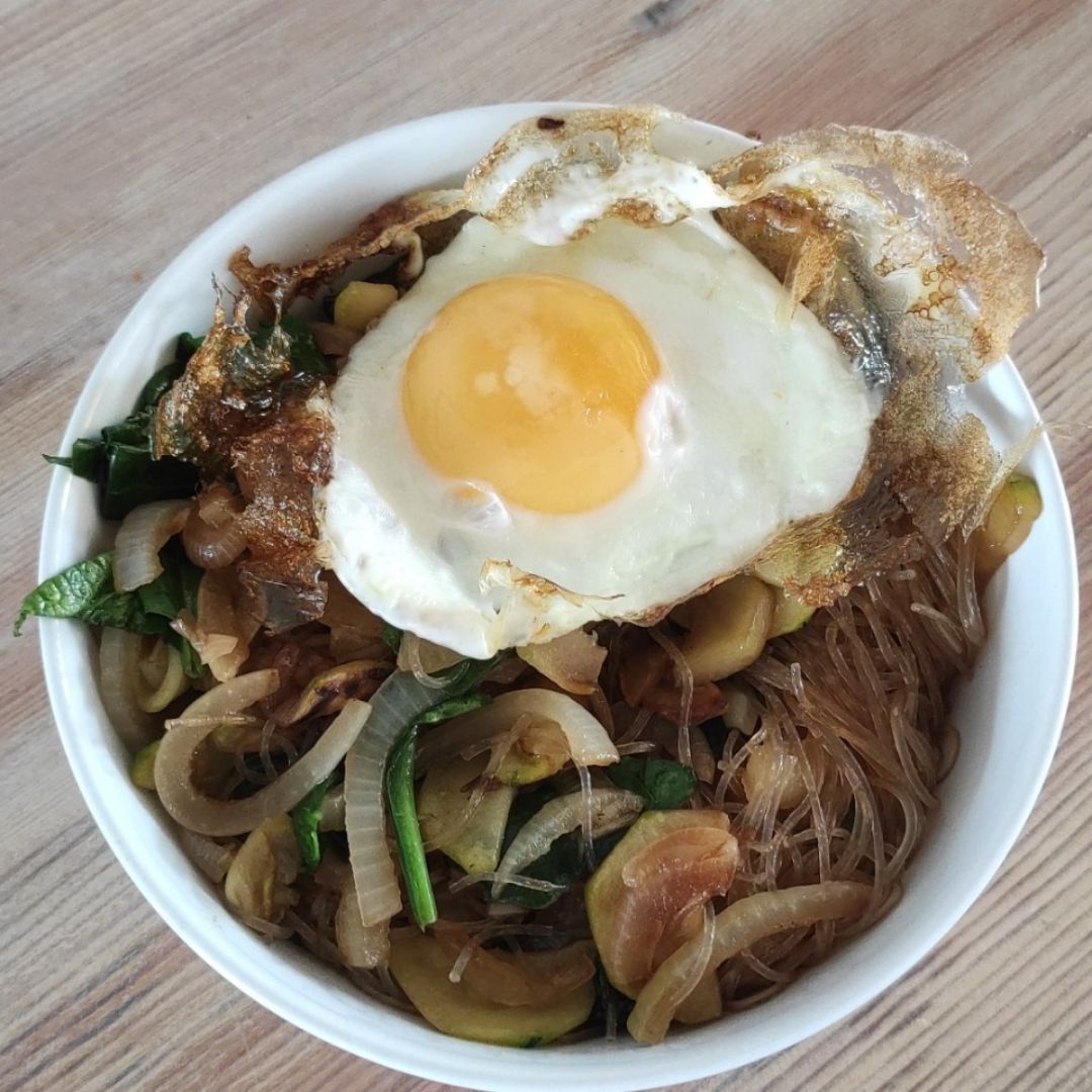 Fideos de arroz con verduras y huevo