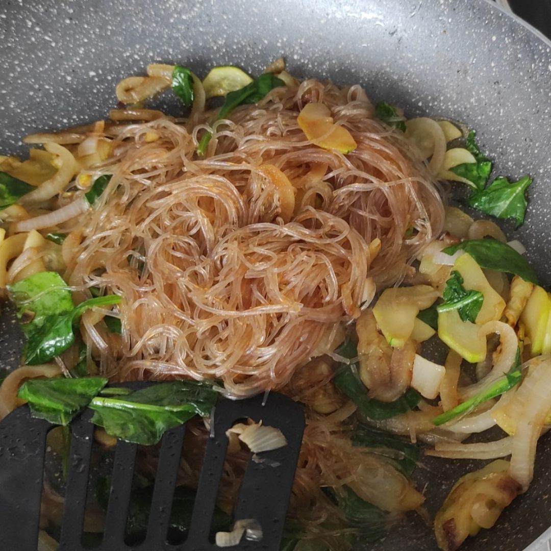 Fideos de arroz con verduras y huevo Paso 2