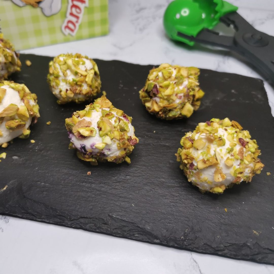 Bombones de queso de cabra y mermelada de frutos rojos casera Bombones de queso de cabra y mermelada de frutos rojos casera