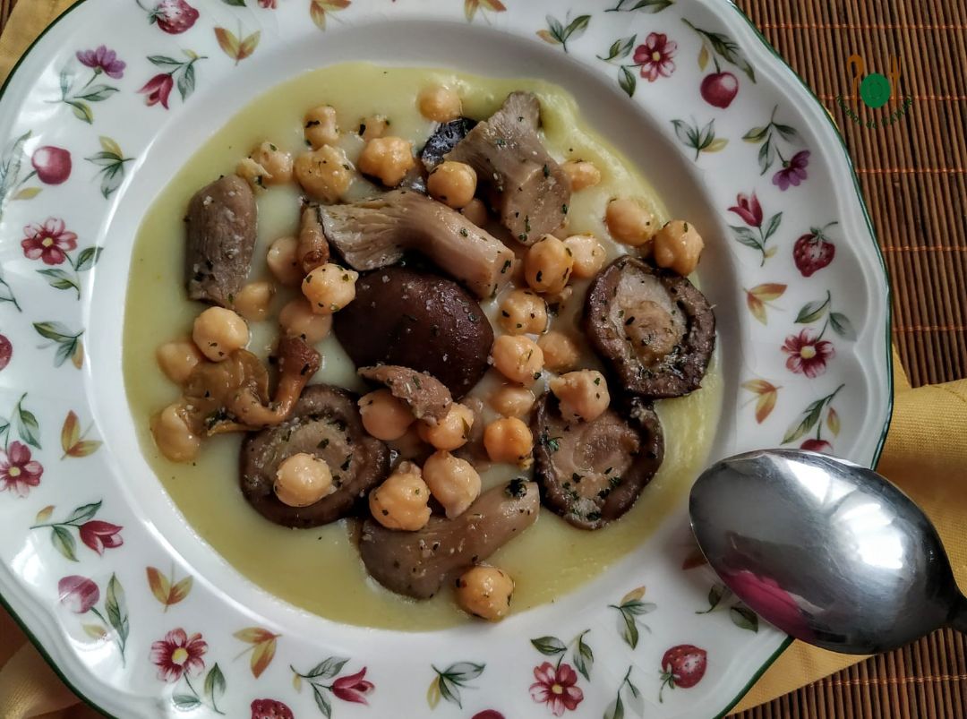 Salteado de setas y garbanzos con puré Salteado de setas y garbanzos con puré