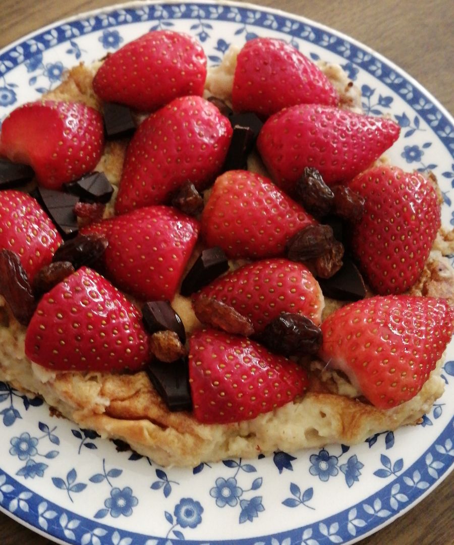 Tortita con fresas, chocolate y pasas. 