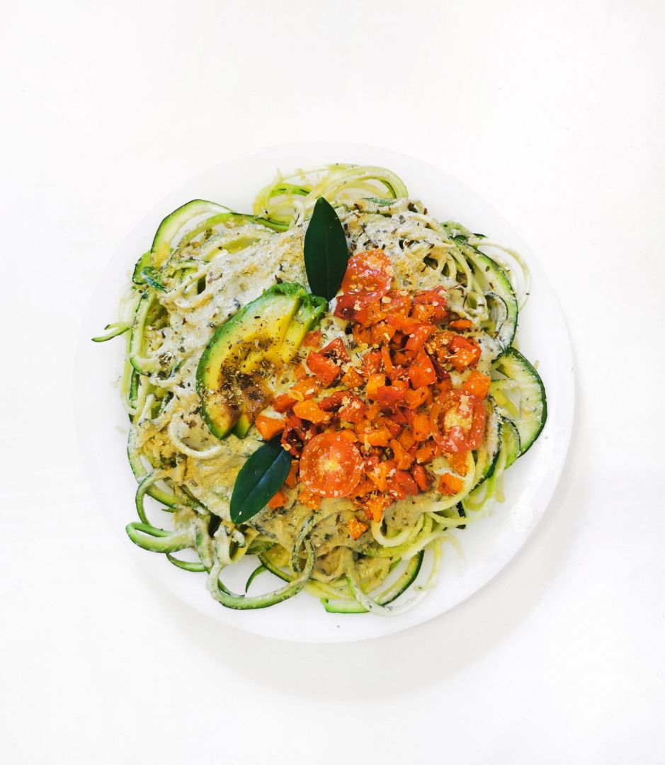 ESPAGUETIS DE CALABACÍN CON PESTO DE AGUACATE Y FALSO "QUESO" VEGANO 🥑🥒 ESPAGUETIS DE CALABACÍN CON PESTO DE AGUACATE Y FALSO "QUESO" VEGANO 🥑🥒