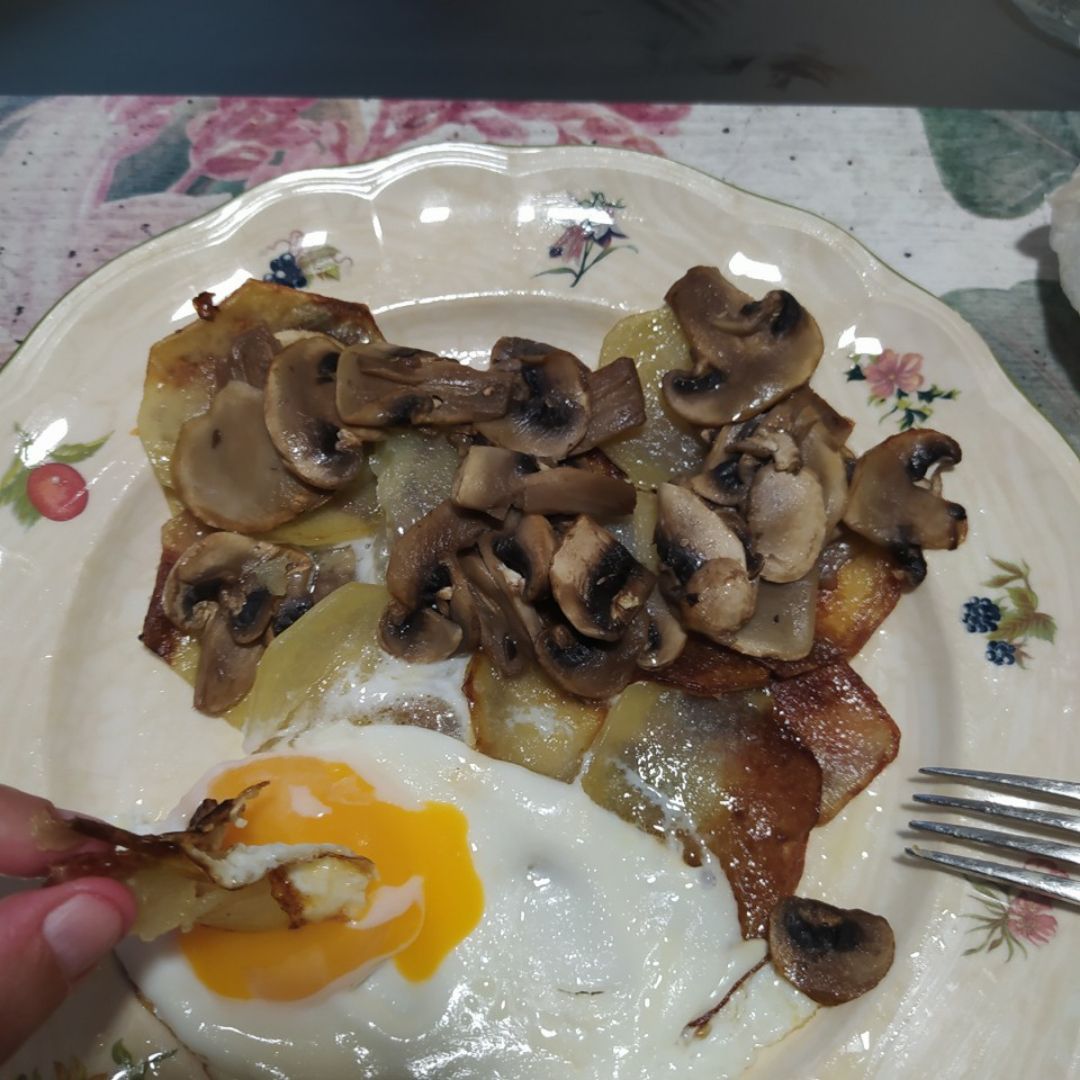 Huevos rotos con champiñones 