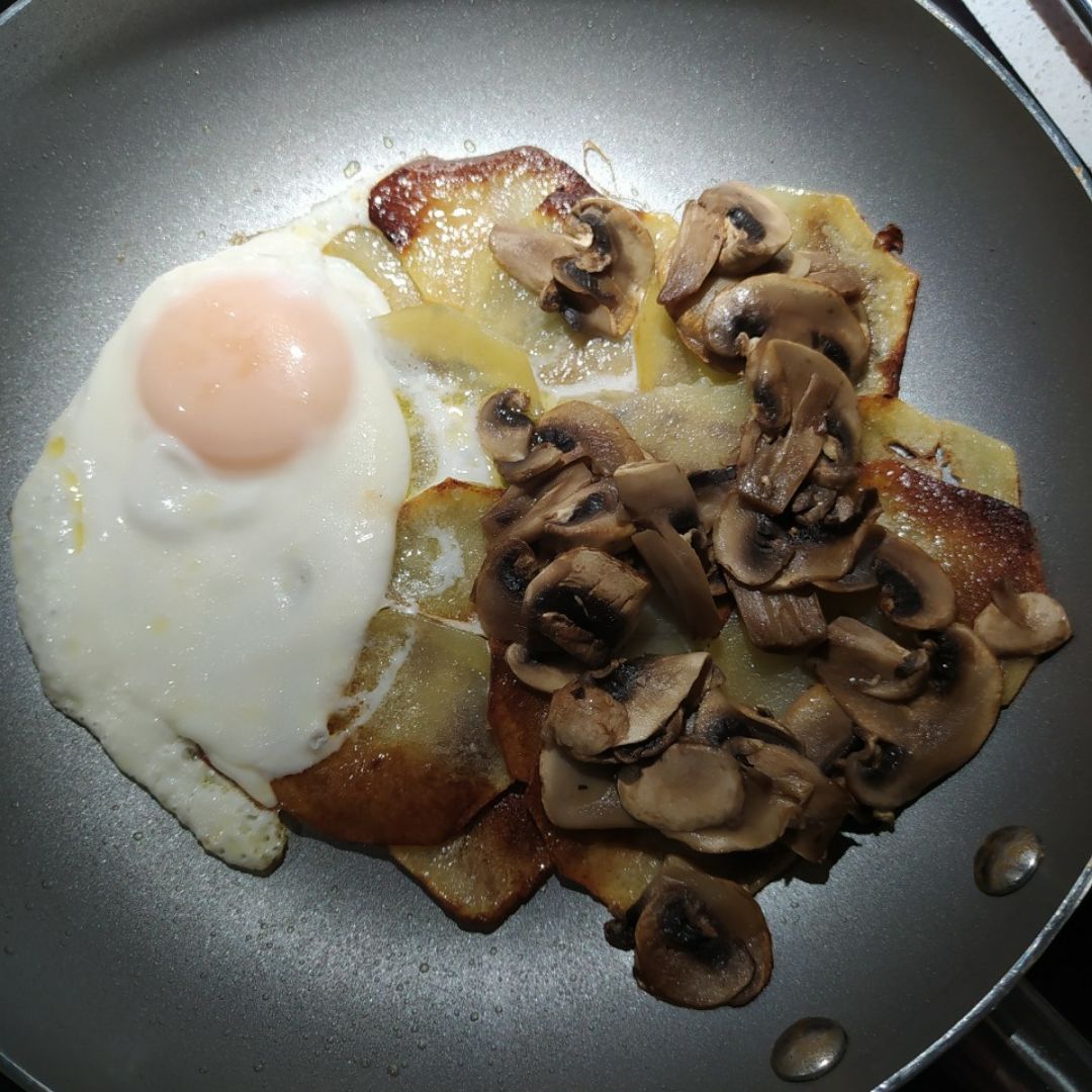 Huevos rotos con champiñones  Paso 3
