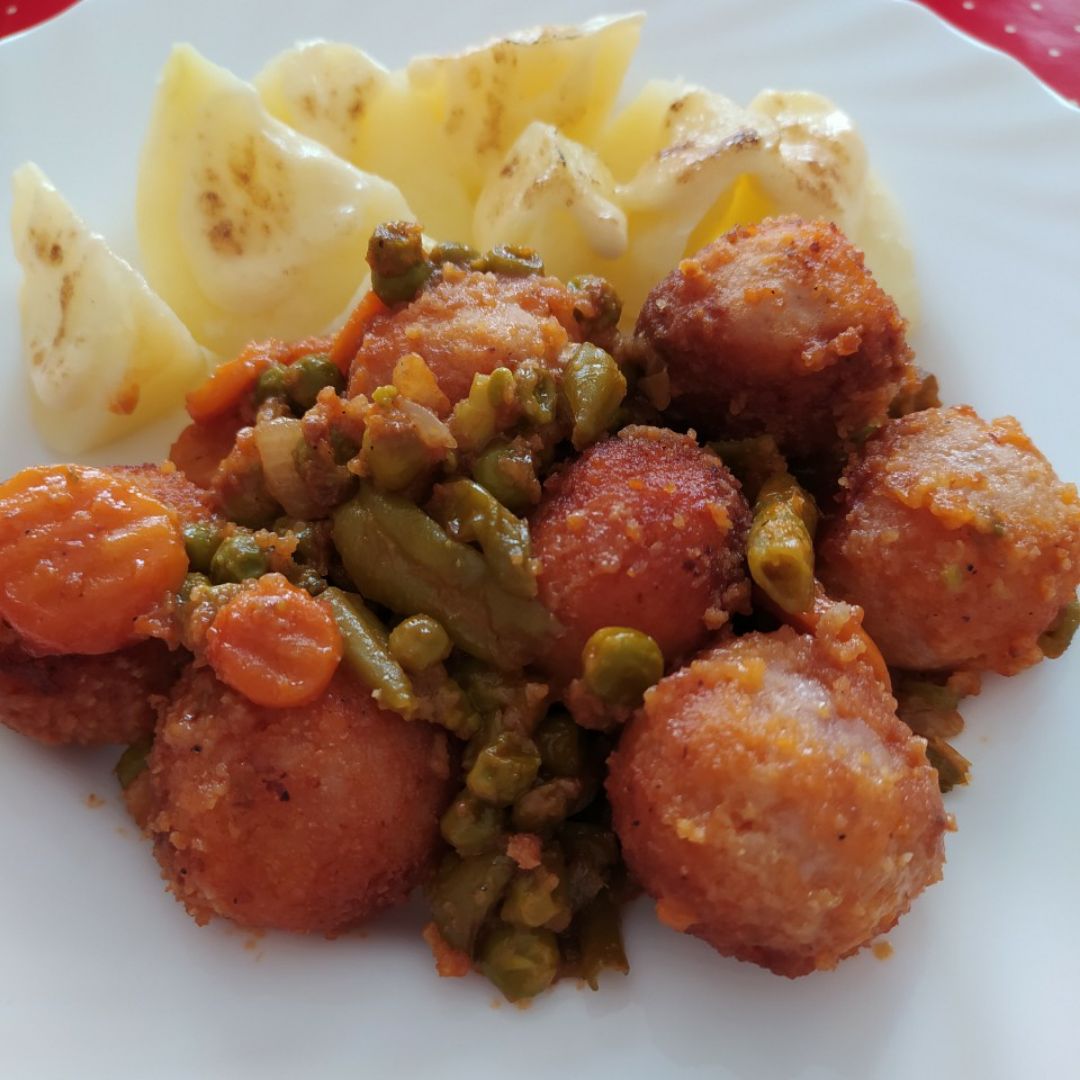 Albóndigas de pollo con verduras con guarnición de patatas al graten Albóndigas de pollo con verduras con guarnición de patatas al graten